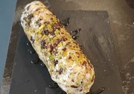 Rulo de queso con uno de los productos de Granja Cudaña