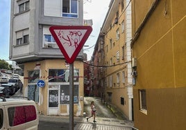 Una señal de ceda al paso vandalizada en una céntrica calle de Santander.