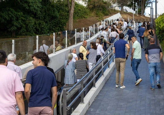 Un grupo de vecinos, este martes, durante la inauguración del itinerario mecánico de Valdecilla.