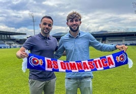 El nuevo entrenador, Mario Gutiérrez, junto al director deportivo Juan Arriola.