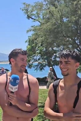Día de playa en Bikinis: «Aquí no pega el viento»