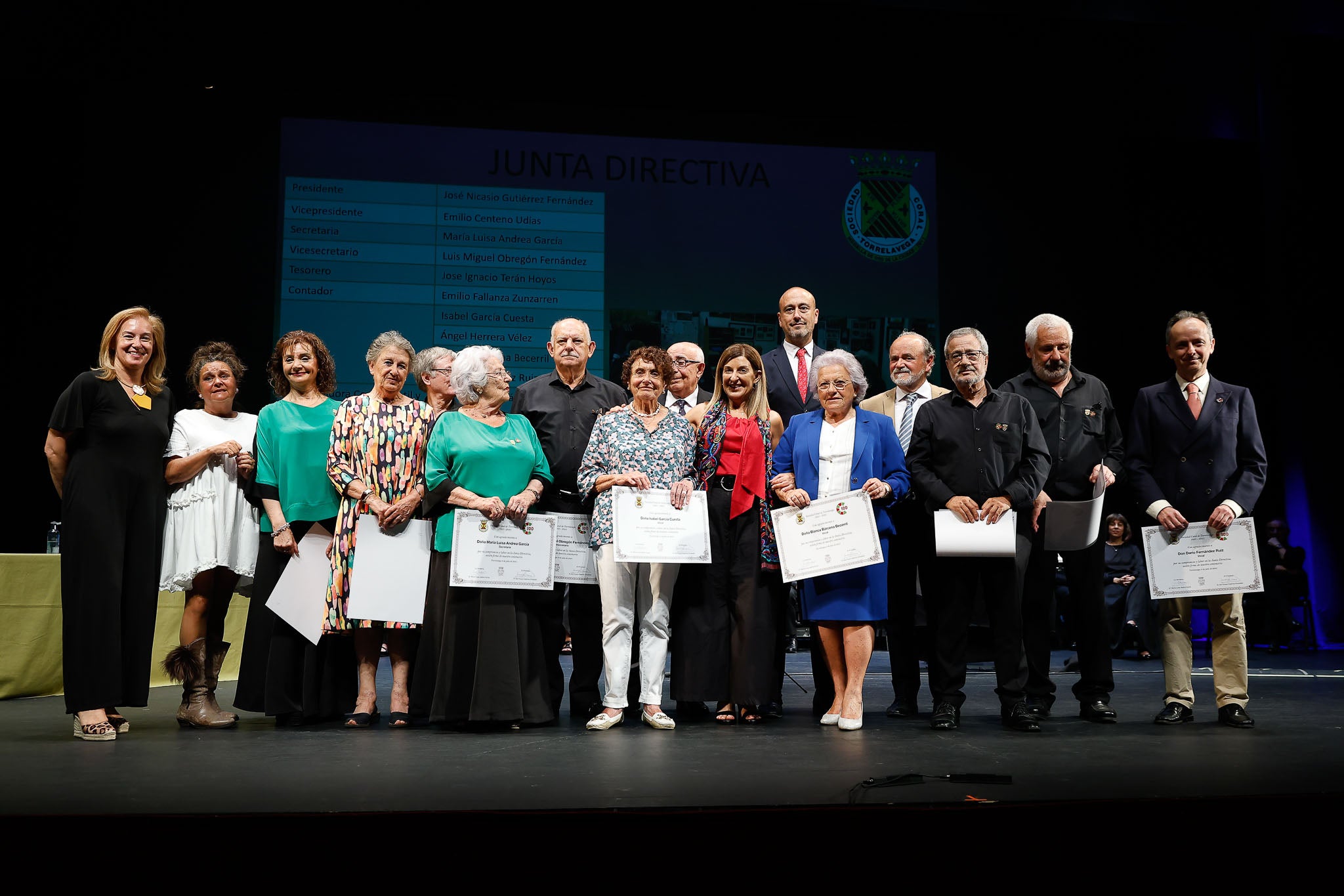 Actual directiva de la Sociedad Coral de Torrelavega, este miércoles, sobre el escenario.