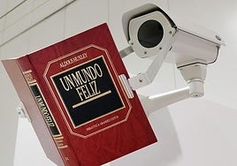 Elisa Terroba. 'Econding Visual Chronicles', 2024. Carcasa para cámara de videovigilancia con libro.