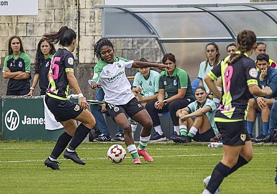 El Racing femenino, en el campo de El Astillero.