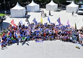 Las peñas que participarán en la Semana Grande, este miércoles en la plaza del Ayuntamiento.