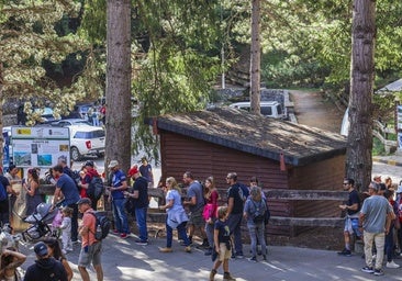 Un grupo de turistas aguarda en la estación inferior de Fuente Dé, el pasado invierno.