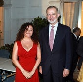 La artista cántabra Mery Sánchez y el rey Felipe VI, en la terraza del Gran Casino de El Sardinero el pasado 4 de julio.