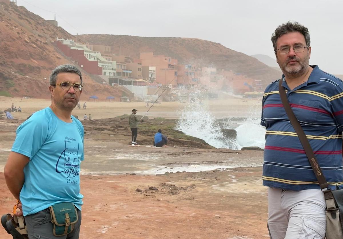 El activista de Cantabria por el Sáhara Raúl Conde y el periodista Óscar Allende, en Marruecos.
