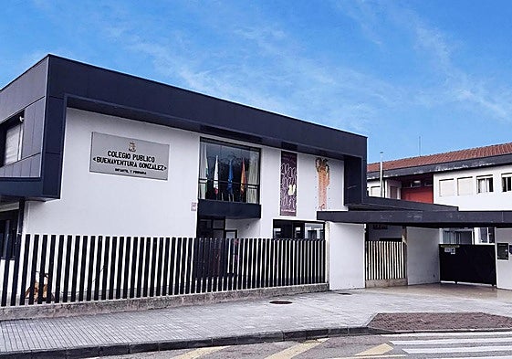 Edificio principal del colegio Buenaventura González de Santa Cruz de Bezana.