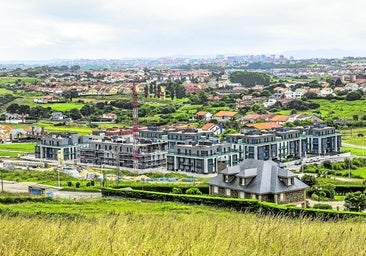 Construcción de bloques de pisos en Soto de la Marina, junto a la playa de San Juan de la Canal, donde antes solo había viviendas unifamiliares.