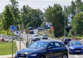 Vehículos circulan por el enlace entre Ganzo y la glorieta de acceso a la autovía y el centro, ayer, en Torrelavega.