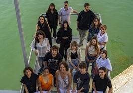 Los estudiantes creadores de los proyectos junto a sus mentores y responsables institucionales.