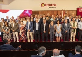 Los responsables de las firmas que integran la Comisión de Empresas Centenarias, con los representantes políticos, ayer, en la sede santanderina de la Cámara de Comercio.