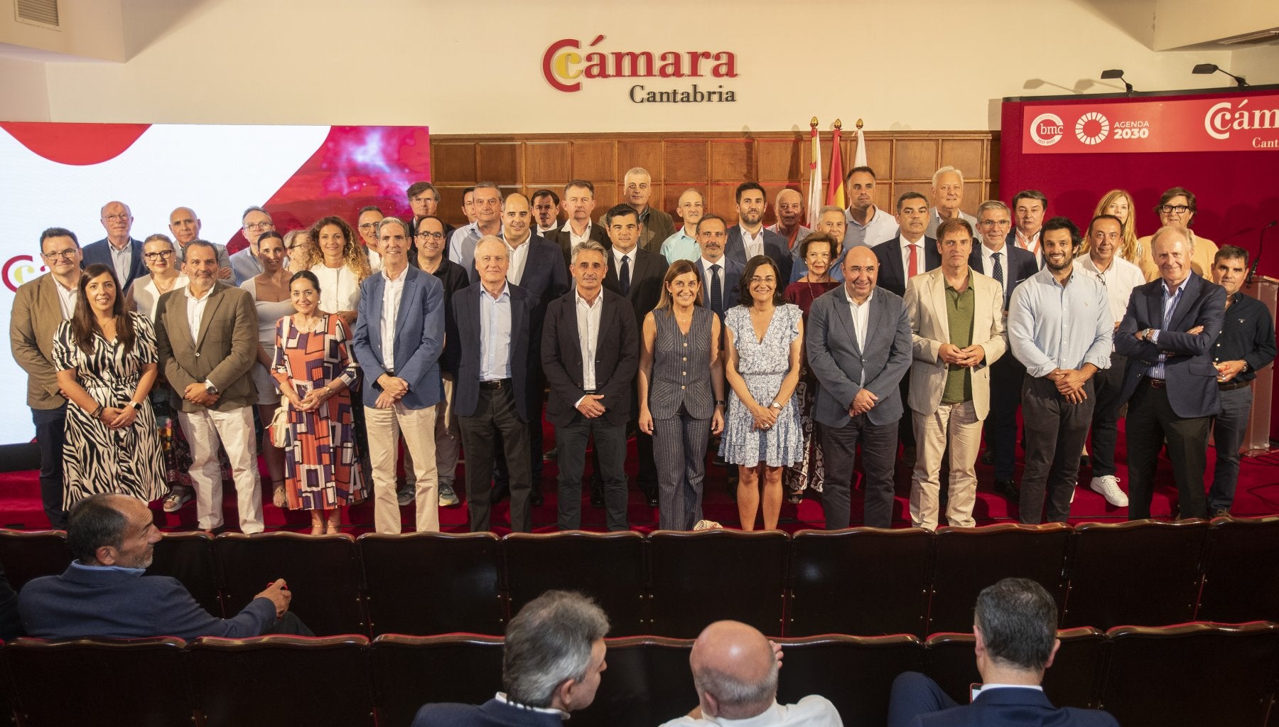Los responsables de las firmas que integran la Comisión de Empresas Centenarias, con los representantes políticos, ayer, en la sede santanderina de la Cámara de Comercio.