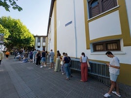 Largas colas para conseguir un abono joven para la Feria de Santiago