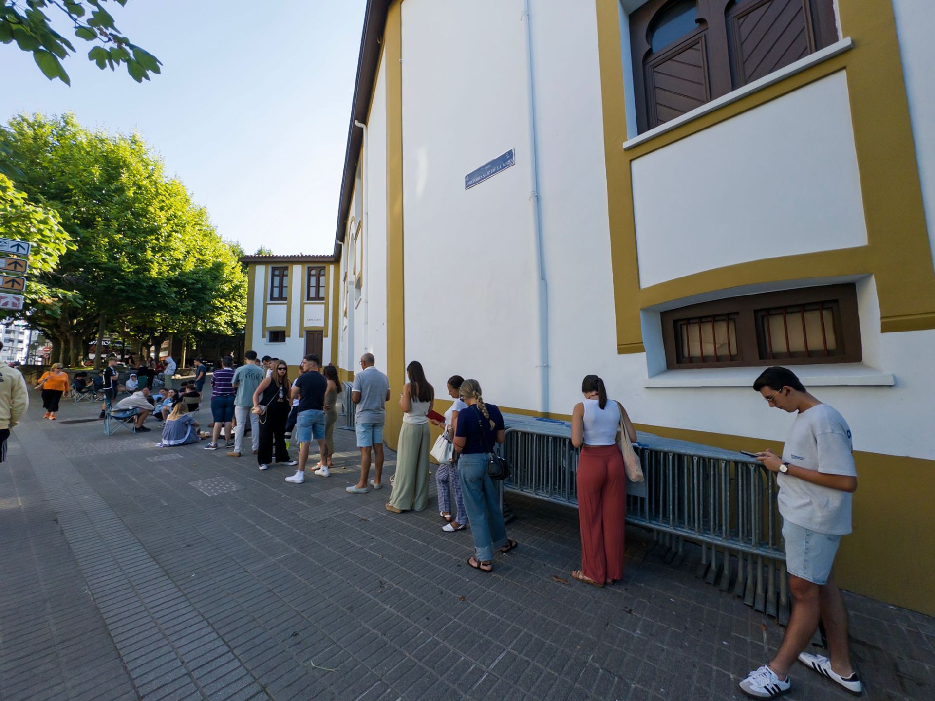 Largas colas para conseguir un abono joven para la Feria de Santiago