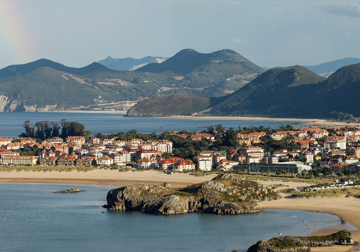 Vista del municipio con la playa de Ris y el fondo monte brusco.