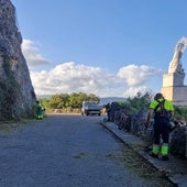 Personal contratado realizando labores de mantenimiento de zonas verdes.