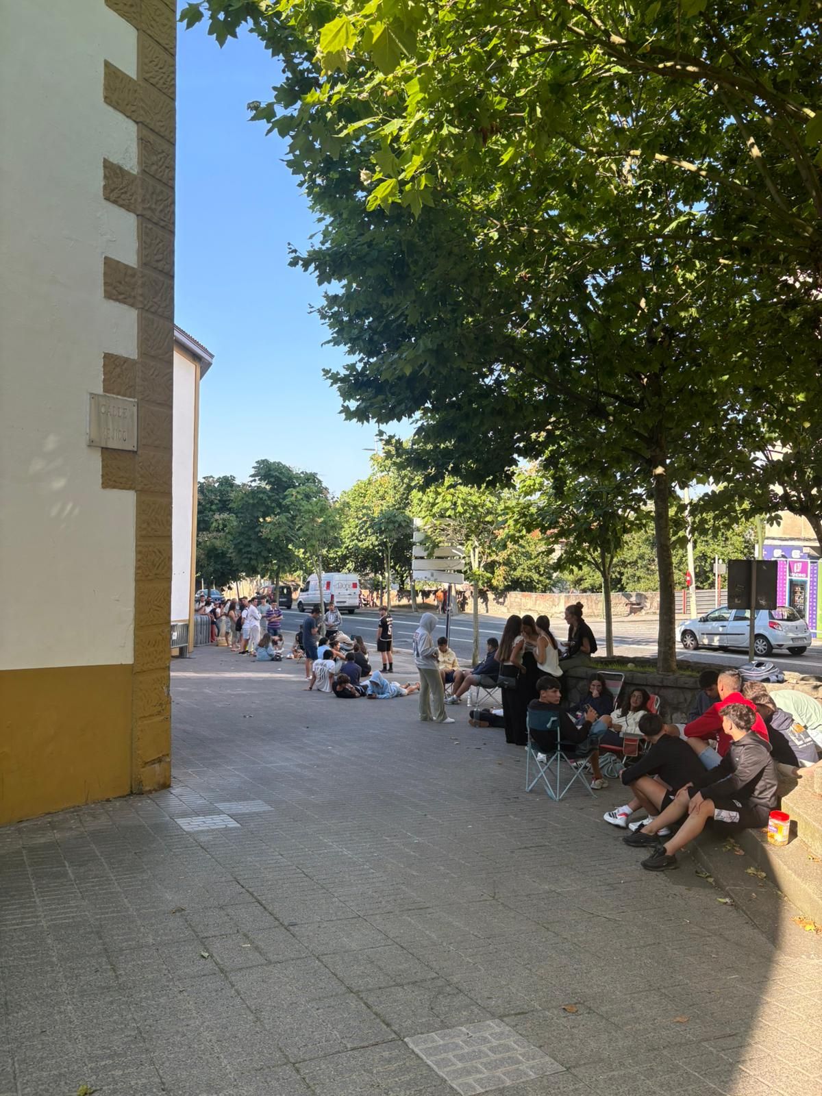 Largas colas para conseguir un abono joven para la Feria de Santiago