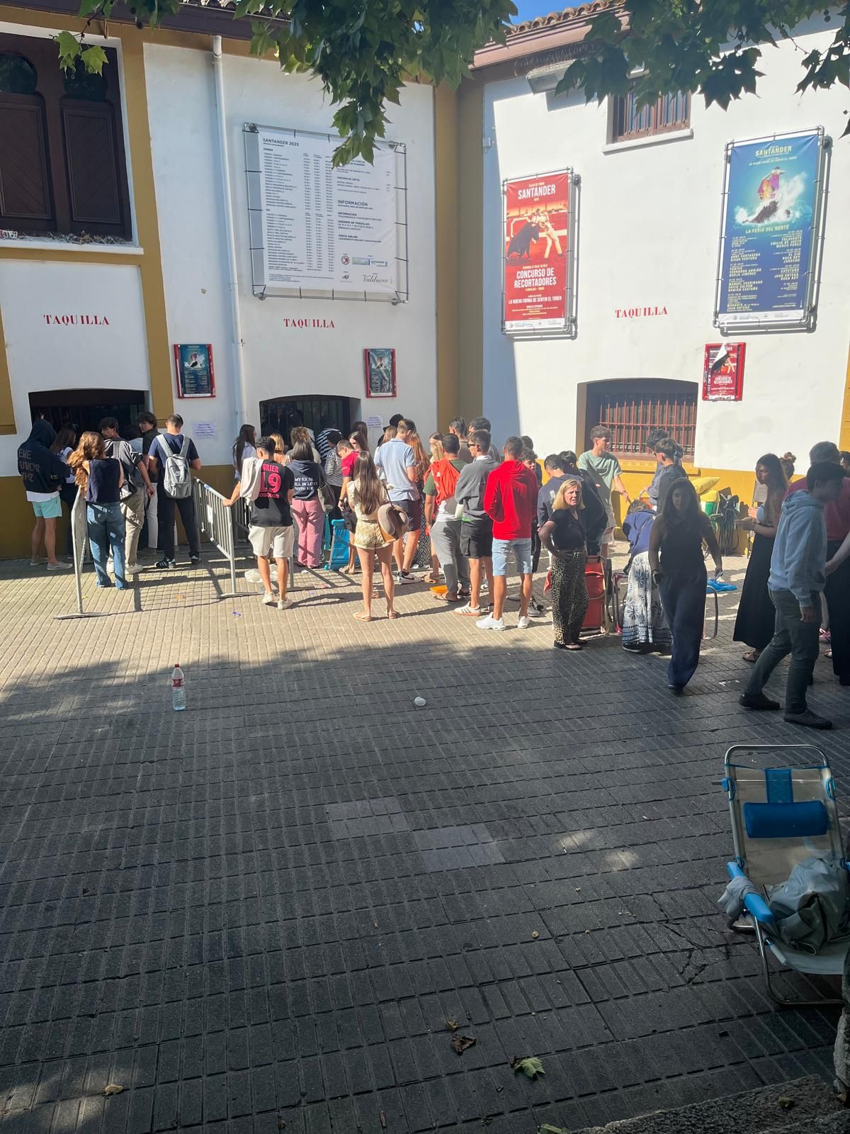 Largas colas para conseguir un abono joven para la Feria de Santiago