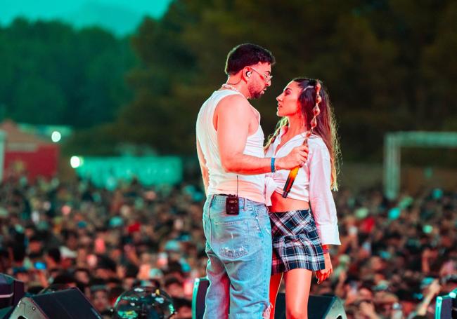 Justin Quiles y una bailarina dando show al público.