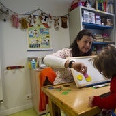 Una logopeda de Atención Temprana trabaja con una niña.