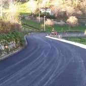 Asfaltado de la carretera de acceso a la Cárcoba, una de las obras investigadas.