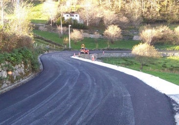 Asfaltado de la carretera de acceso a la Cárcoba, una de las obras investigadas.