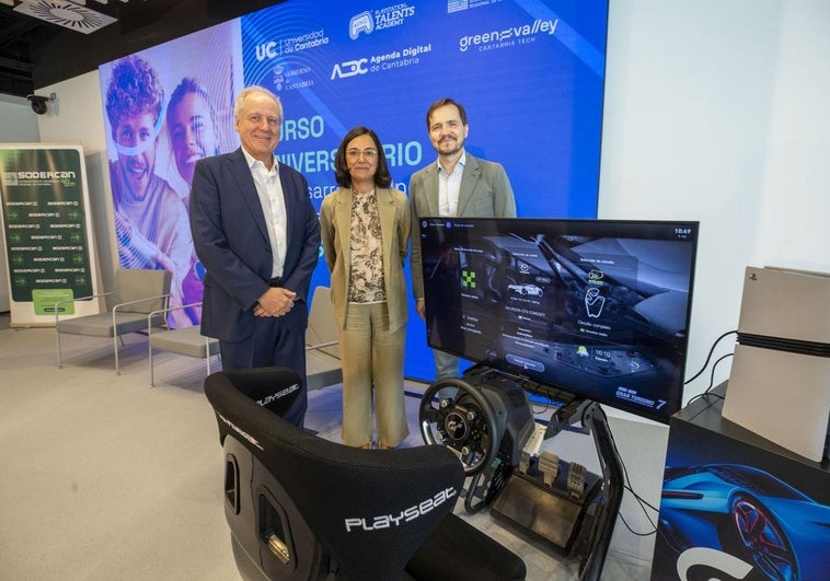 El consejero de Industria, Empleo, Innovación y Comercio del Gobierno de Cantabria, Eduardo Arasti, la rectora de la Universidad de Cantabria, Concepción López y el director del programa PlayStation Talents, Gonzalo Guirao