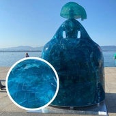 La escultura azul vandalizada de Manolo Valdés en la Bahía de Santander.