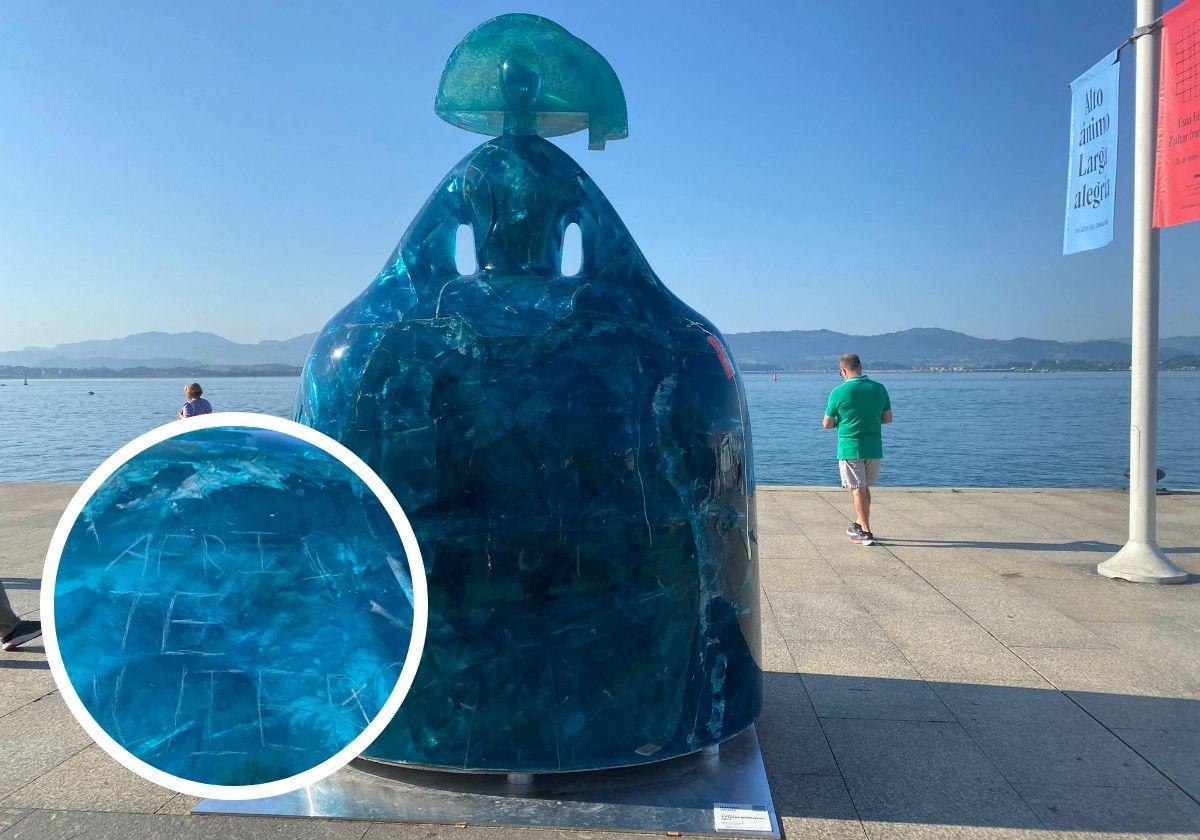 La escultura azul vandalizada de Manolo Valdés en la Bahía de Santander.