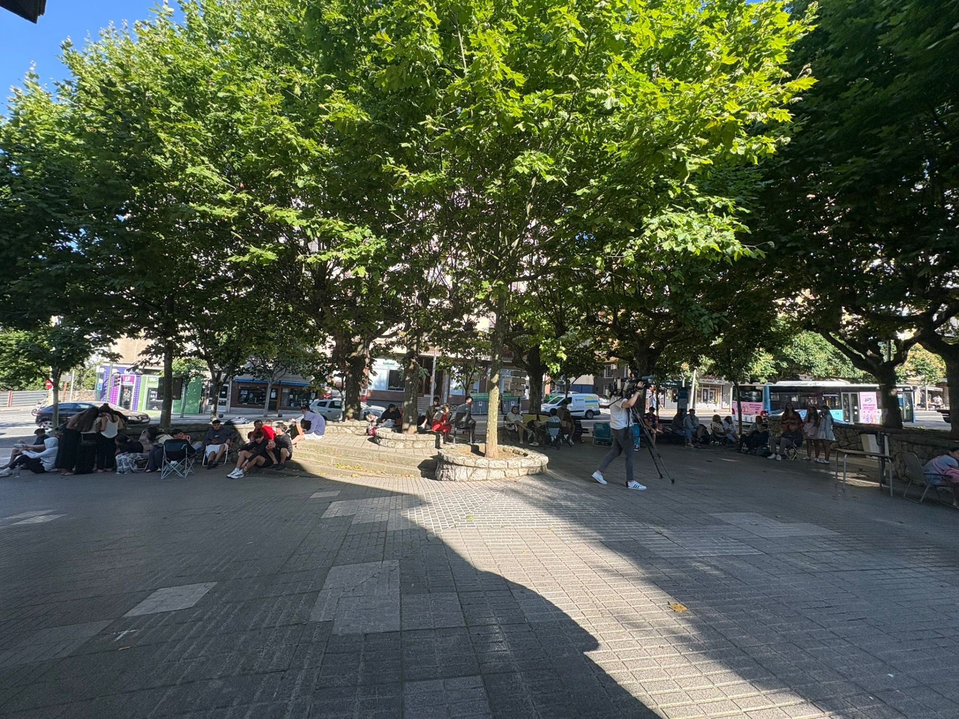 Largas colas para conseguir un abono joven para la Feria de Santiago