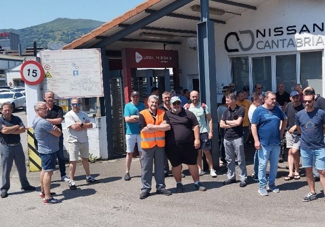 Concentración en la entrada a la fábrica.