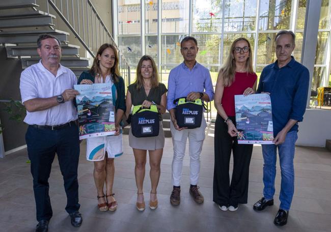 Los desfibriladores han sido entregados por el director del Servicio de Emergencias de Cantabria, Samuel Ruiz; la directora general de Seguridad y Protección Ciudadana, Mónica Escobedo; y la directora de CANTUR, Inés Mier, al presidente de la Federación Cántabra de Montaña, Juan Pérez, y otros representantes de la FCDME.