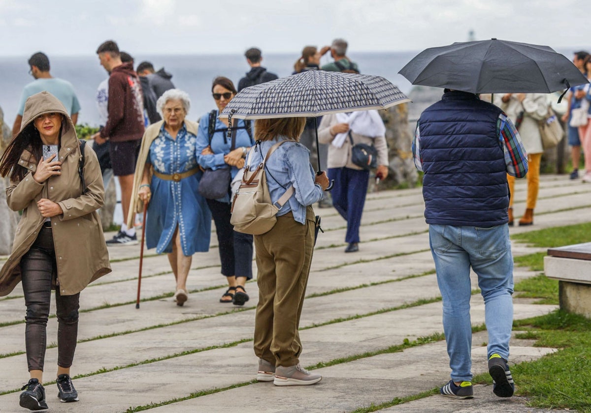 Ciudadanos pasean con paraguas durante el pasado lunes en Santander.