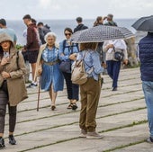 Ciudadanos pasean con paraguas durante el pasado lunes en Santander.