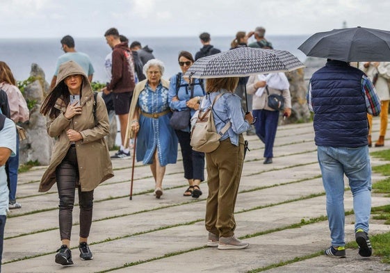 Ciudadanos pasean con paraguas durante el pasado lunes en Santander.