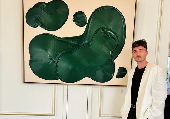 José María de Aurora, conocido como Zé García en el mundo de la moda, junto a uno de los cuadros que expone en el Hotel Real de Santander hasta el mes de septiembre.