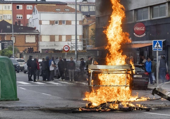 Piquete de trabajadores del metal, el pasado junio en el Polígono de Candina, en Santander.