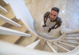 El cantautor Jorge Drexler pasa sus vacaciones en Cantabria, en pleno proceso de escritura.