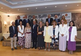 González Revuelta, en el centro, con la junta directiva del Colegio de Economistas y demás autoridades que le han acompañado en un día tan especial.