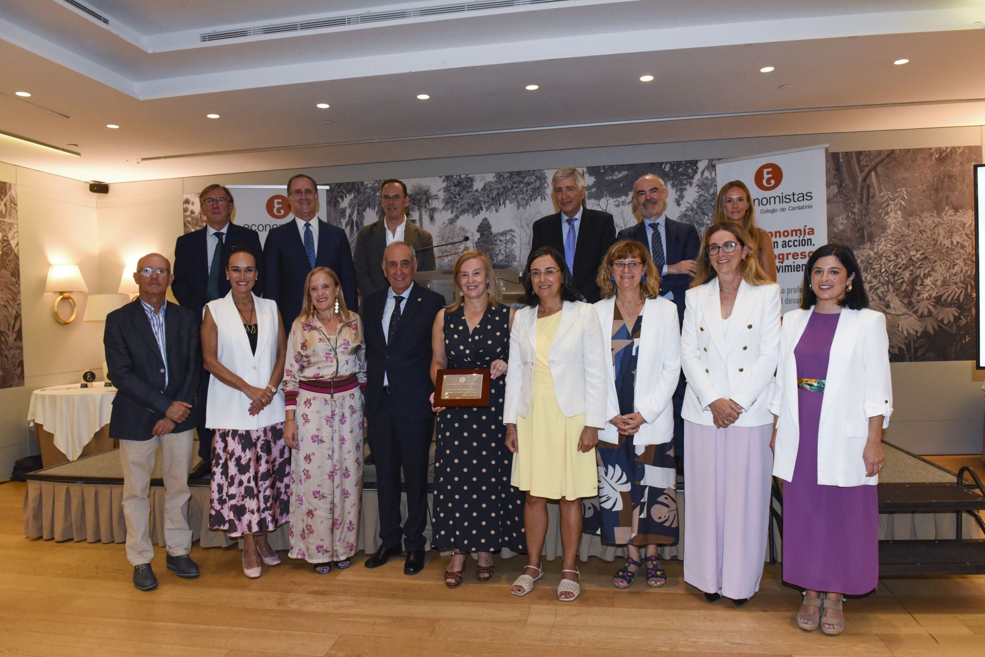 González Revuelta, en el centro, con la junta directiva del Colegio de Economistas y demás autoridades que le han acompañado en un día tan especial.
