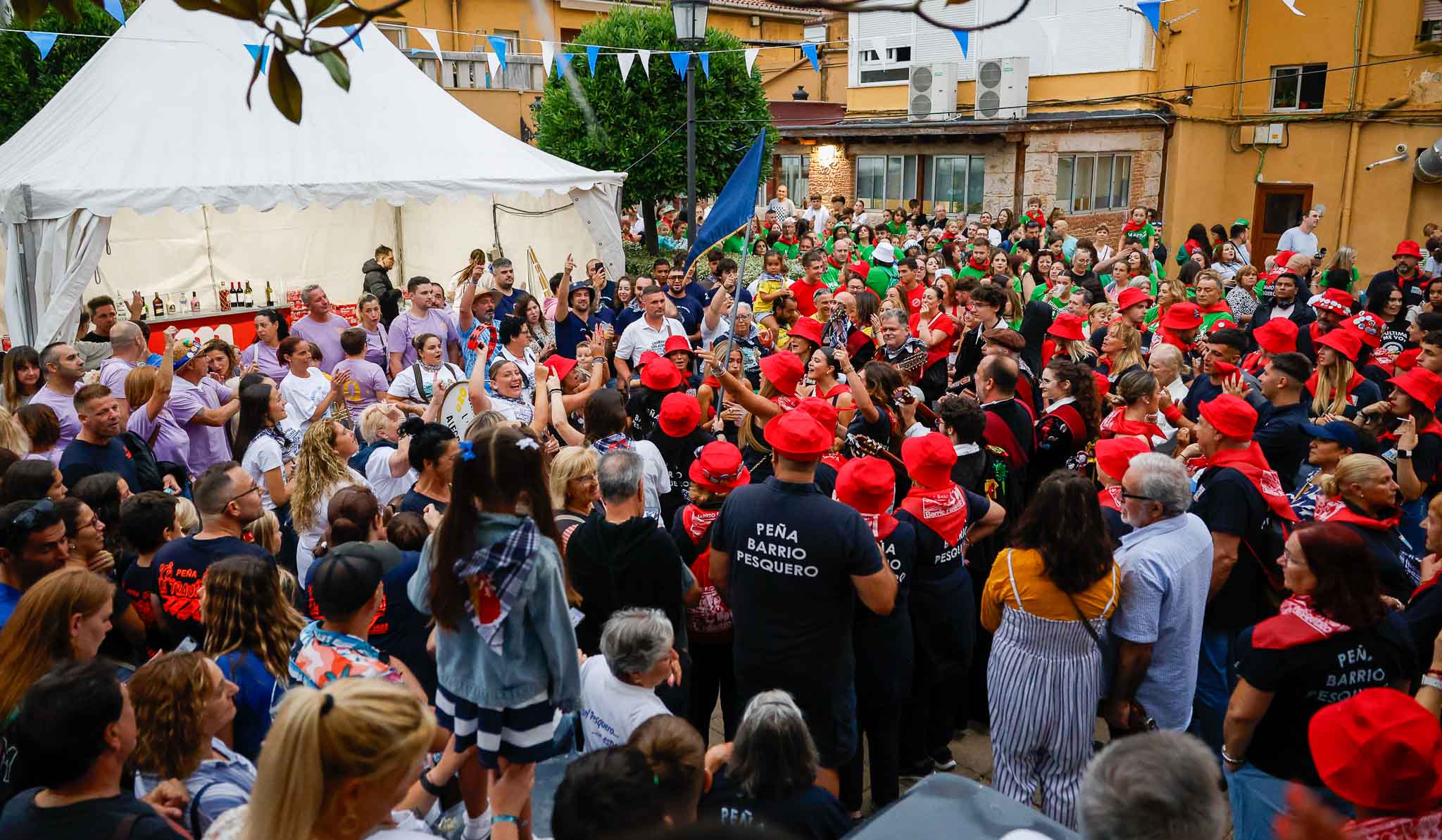 La plaza estaba abarrotada para el pregón.