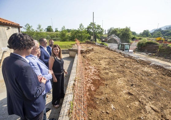La presidenta, María José Sáenz de Buruaga, junto al consejero de fomento y los alcaldes de los dos municipios supervisa las obras.