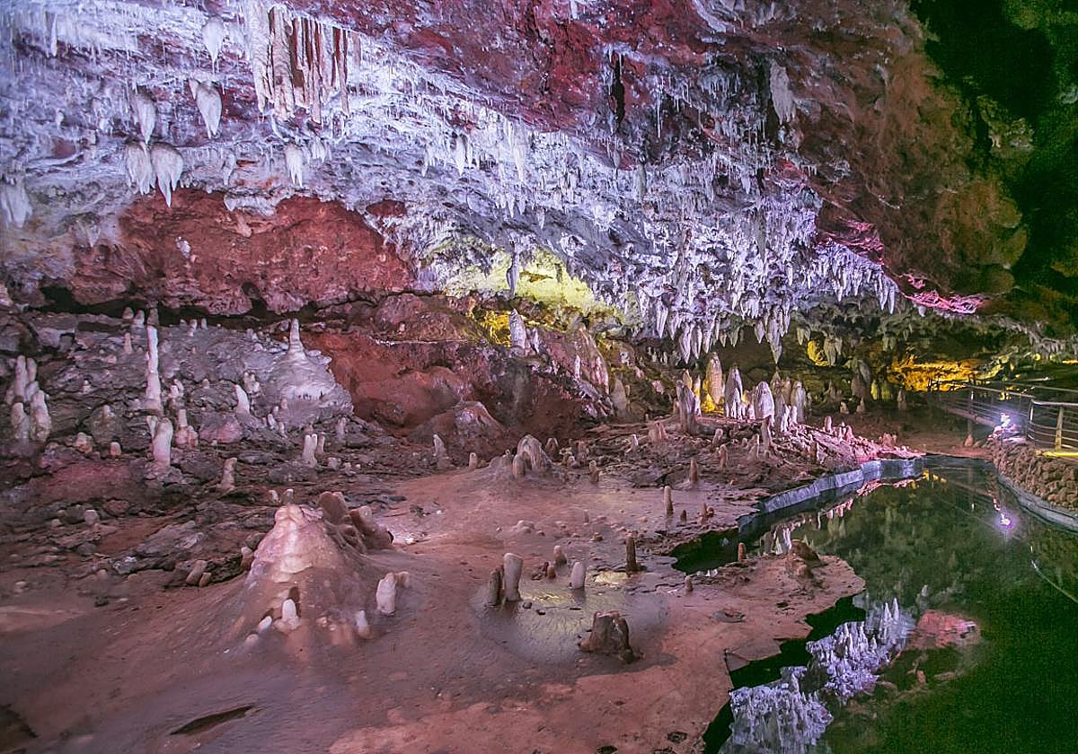 Las excéntricas plagan toda la cueva