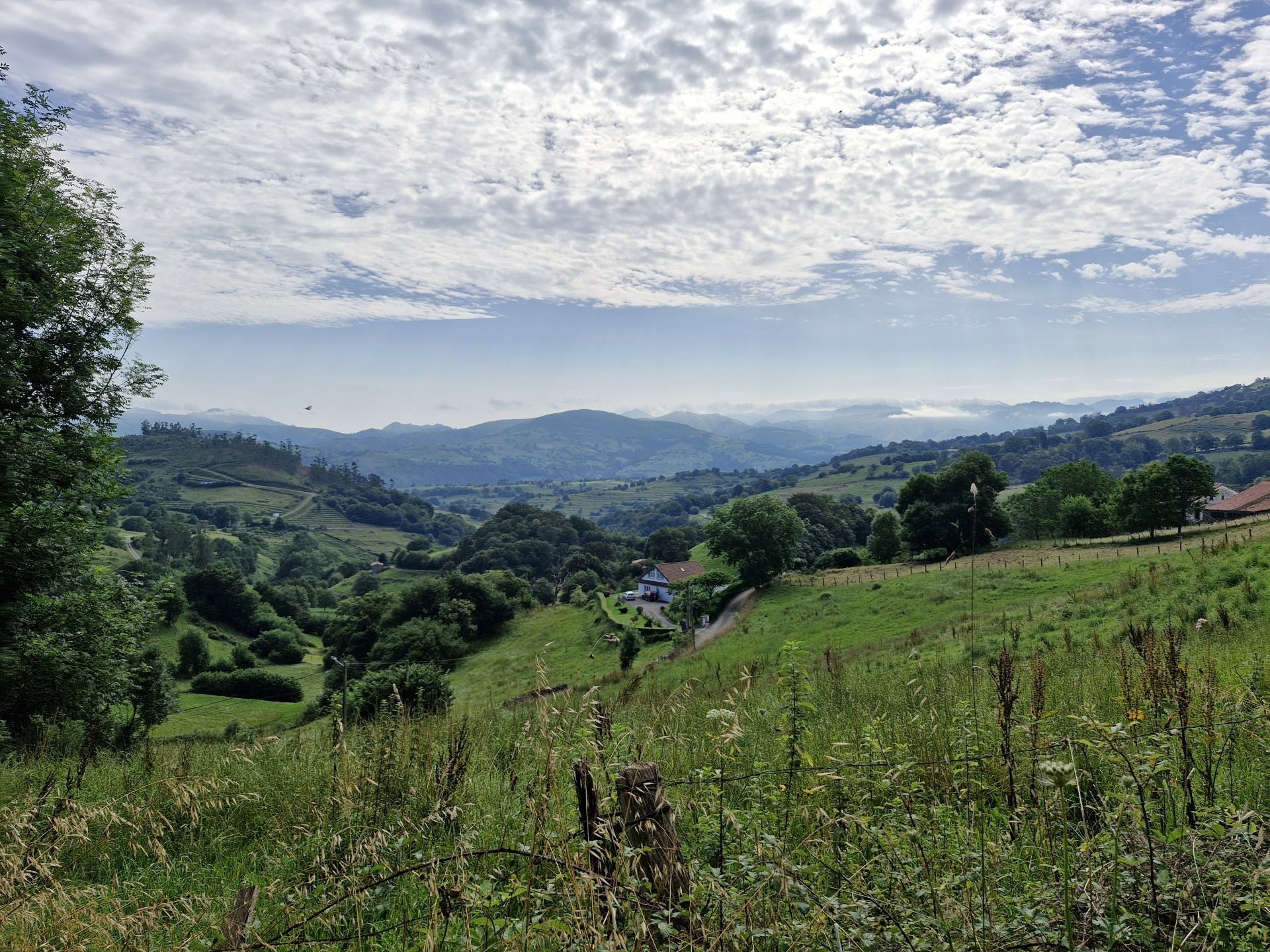 Las vistas desde el comienzo de la ruta, con el pico Jeniro, o 'Jiniro', en el centro. A sus pies está el pueblo de Villacarriedo.