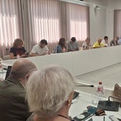 Los grupos debaten durante la sesión, por primera vez celebrada en el nuevo salón de Plenos de La Llama.