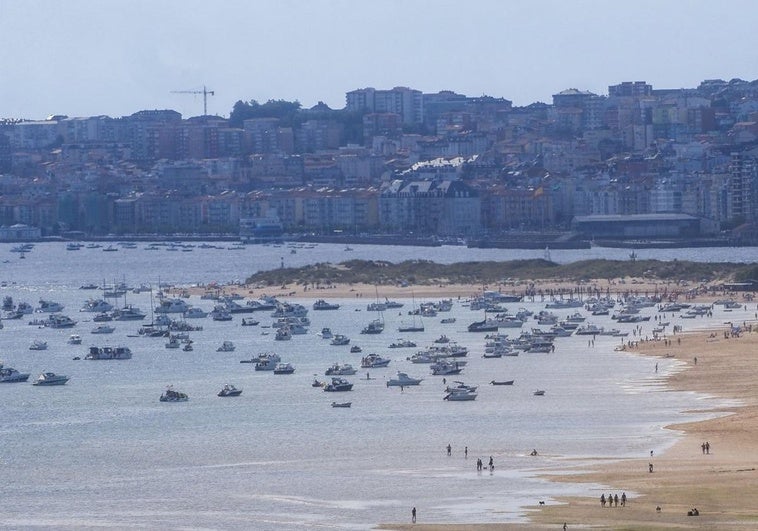 Durante los meses de verano, la mayor concentración de embarcaciones se registra en la parte sur de la playa de El Puntal.