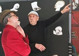 Francisco Roales, director de la Feria, y el pintor Roberto Orallo, en su estudio.