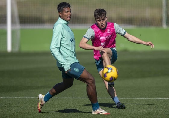 Jeremy, a la izquierda, trata de defender a Jorge Salinas en un entrenamiento en La Albericia.